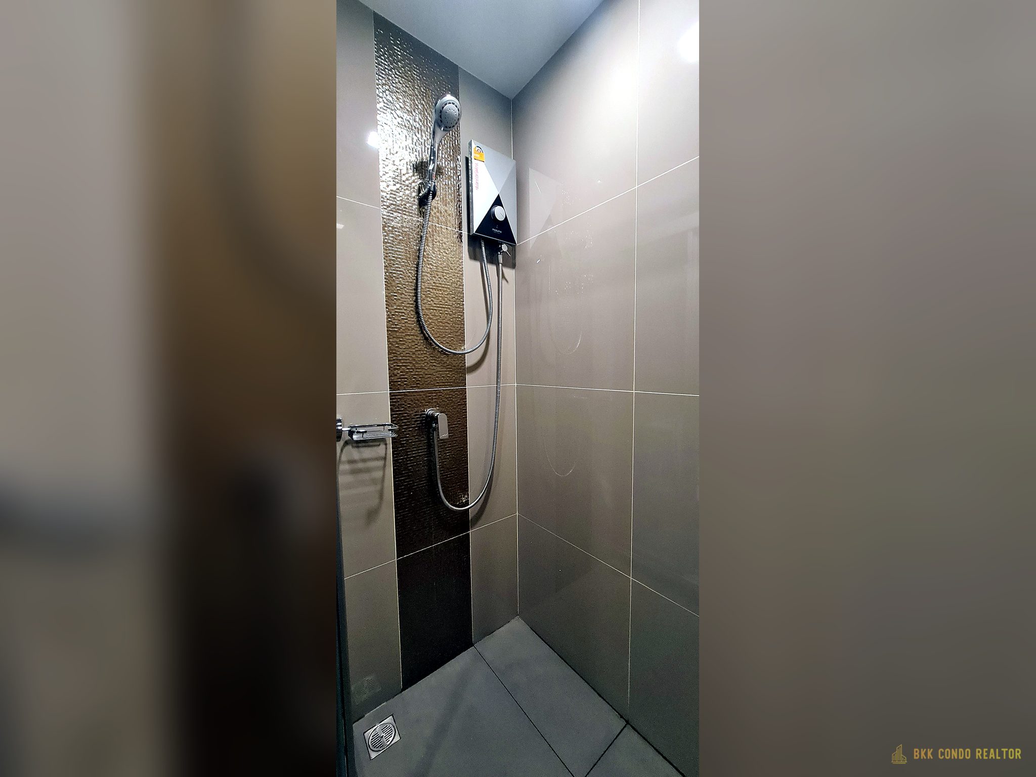 08-bathroom-71 Studio Condo for Rent at Ideo Sathorn Wongwianyai (27 sqm) — Wongwian Yai BTS