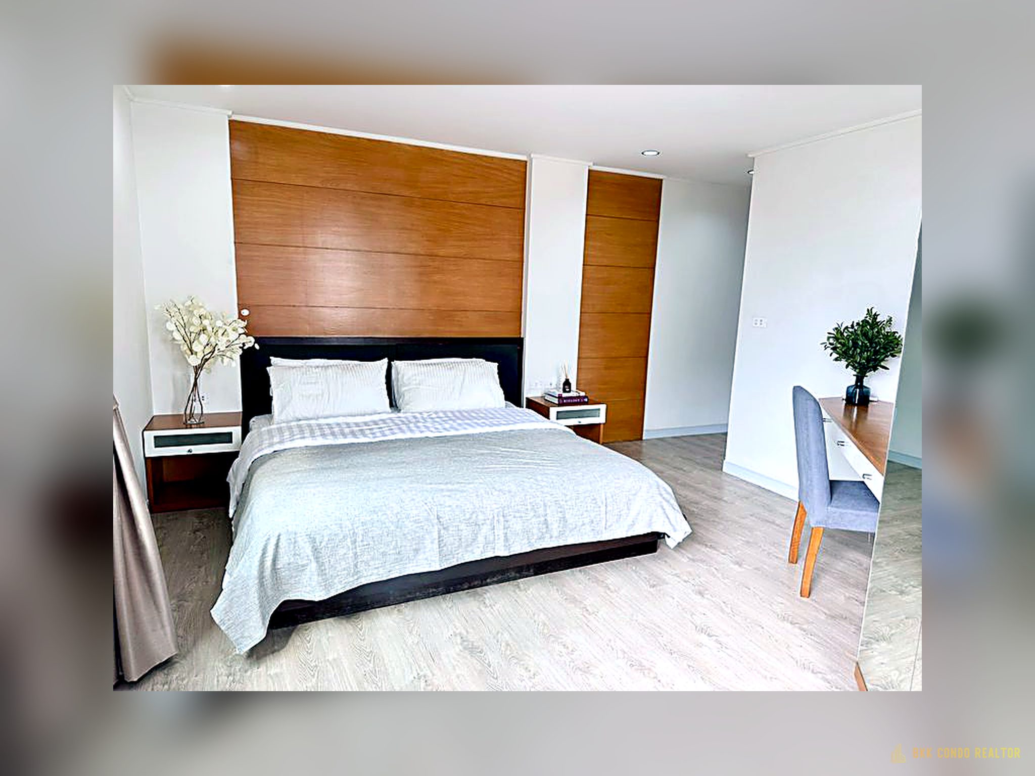 2-Bedroom Condo for Rent at The Royal Place 1 (84 sqm) — Ratchadamri BTS