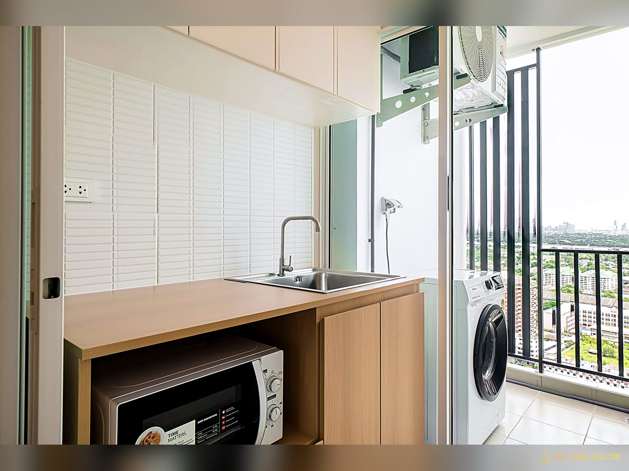 08-kitchen Studio Condo for Rent at Regent Home Bangna (28.21 sqm) — Bangna BTS