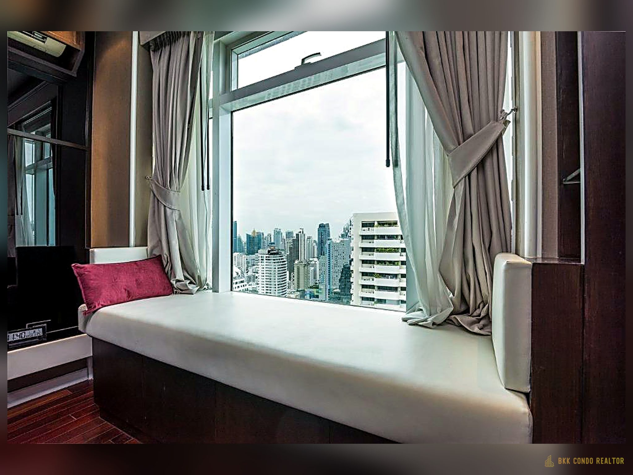 09-balcony_view-29 2-Bedroom Corner Condo for Rent at Circle Condominium (72 sqm) — Phetchaburi MRT
