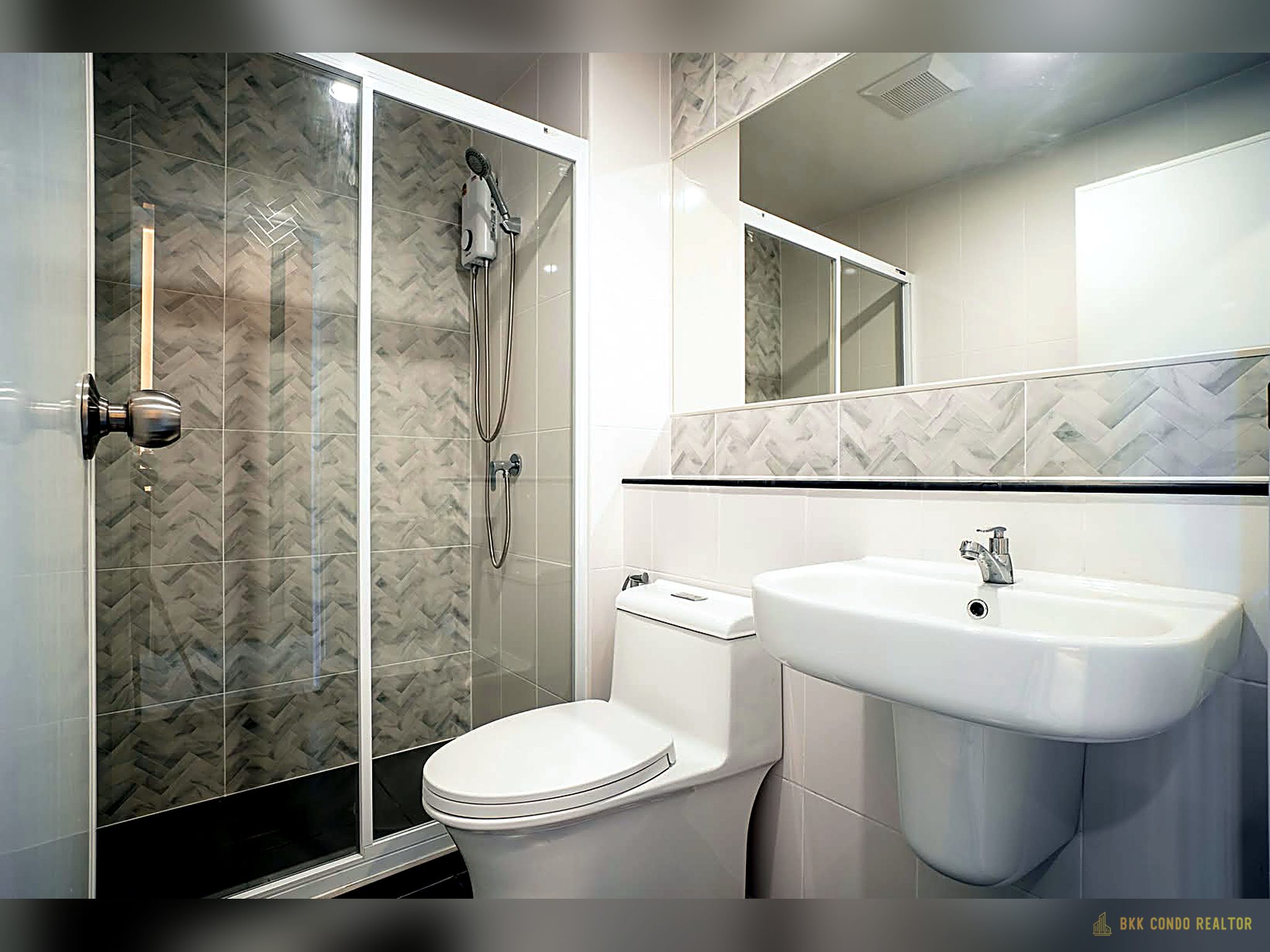 09-bathroom-1 Studio Condo for Rent at Regent Home Bangna (28.21 sqm) — Bangna BTS