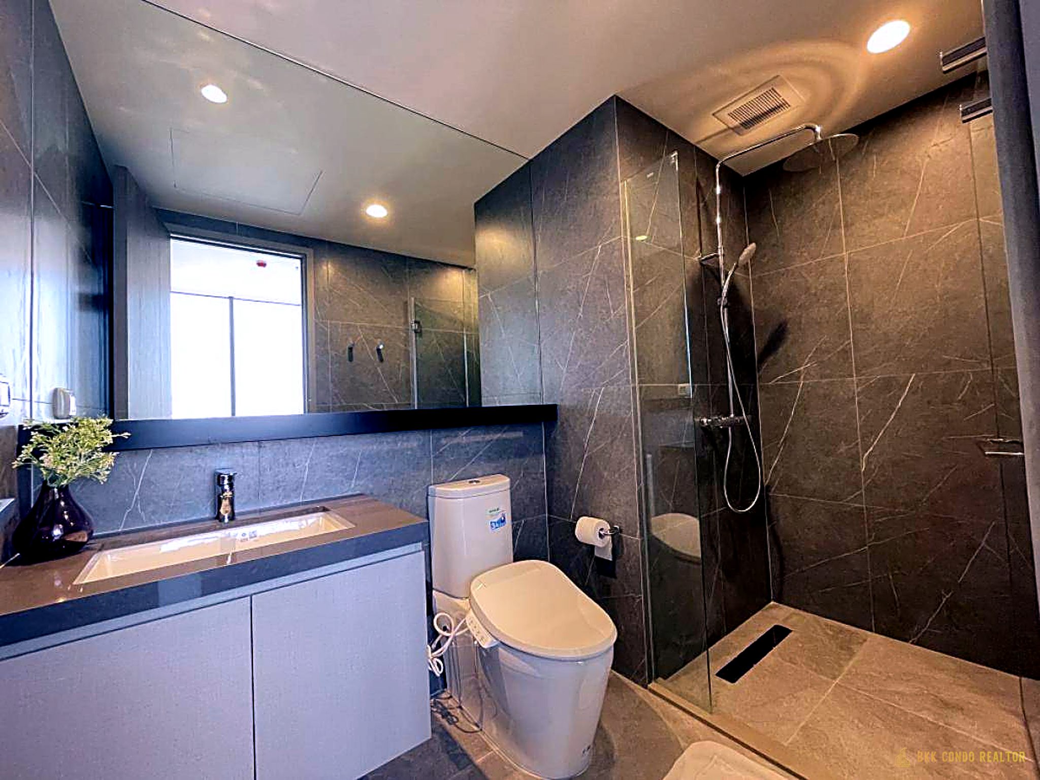 09-bathroom-56 1-Bedroom Condo for Rent at The Extro Phayathai-Rangnam (33 sqm) — Victory Monument BTS
