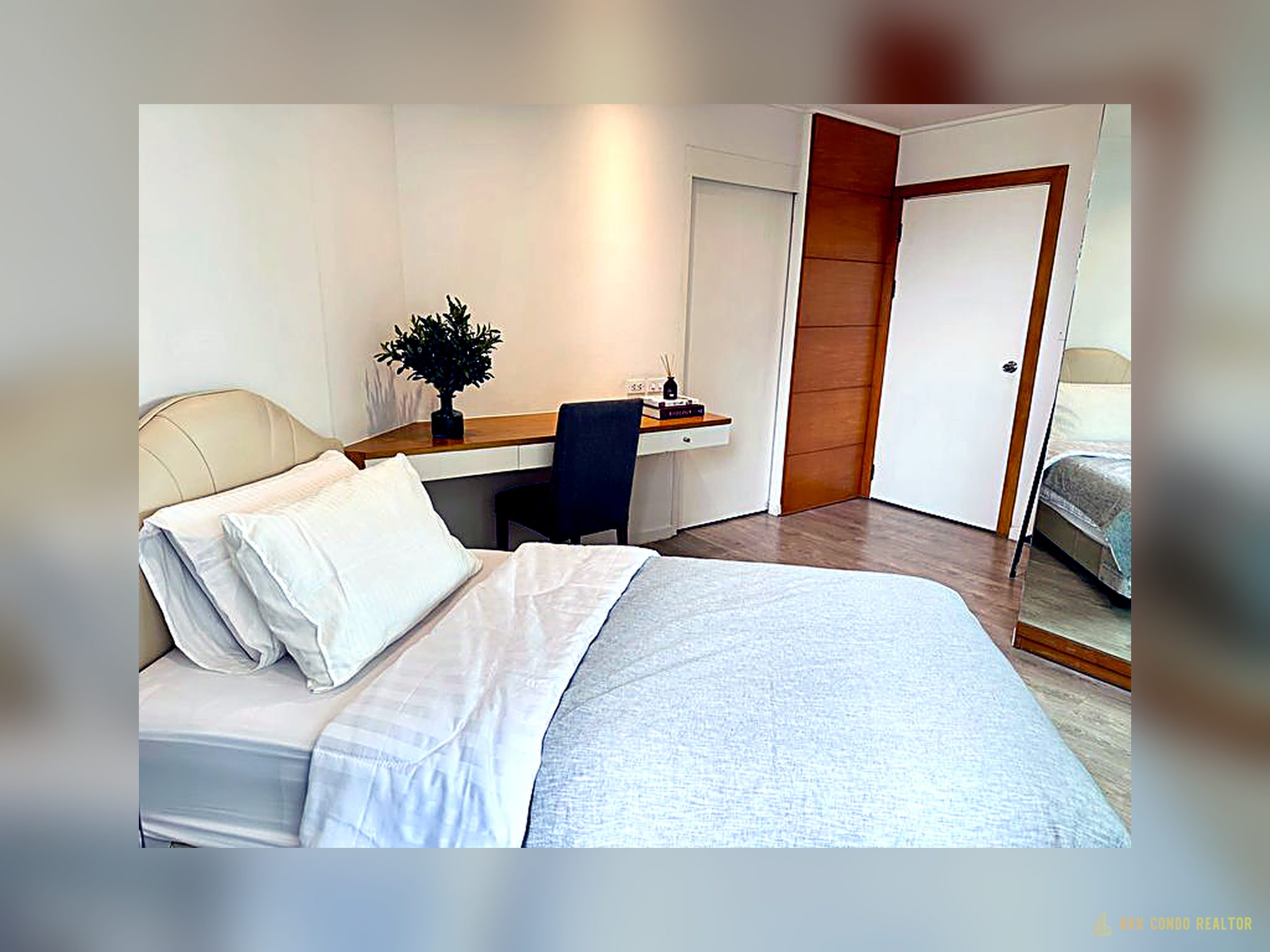 2-Bedroom Condo for Rent at The Royal Place 1 (84 sqm) — Ratchadamri BTS