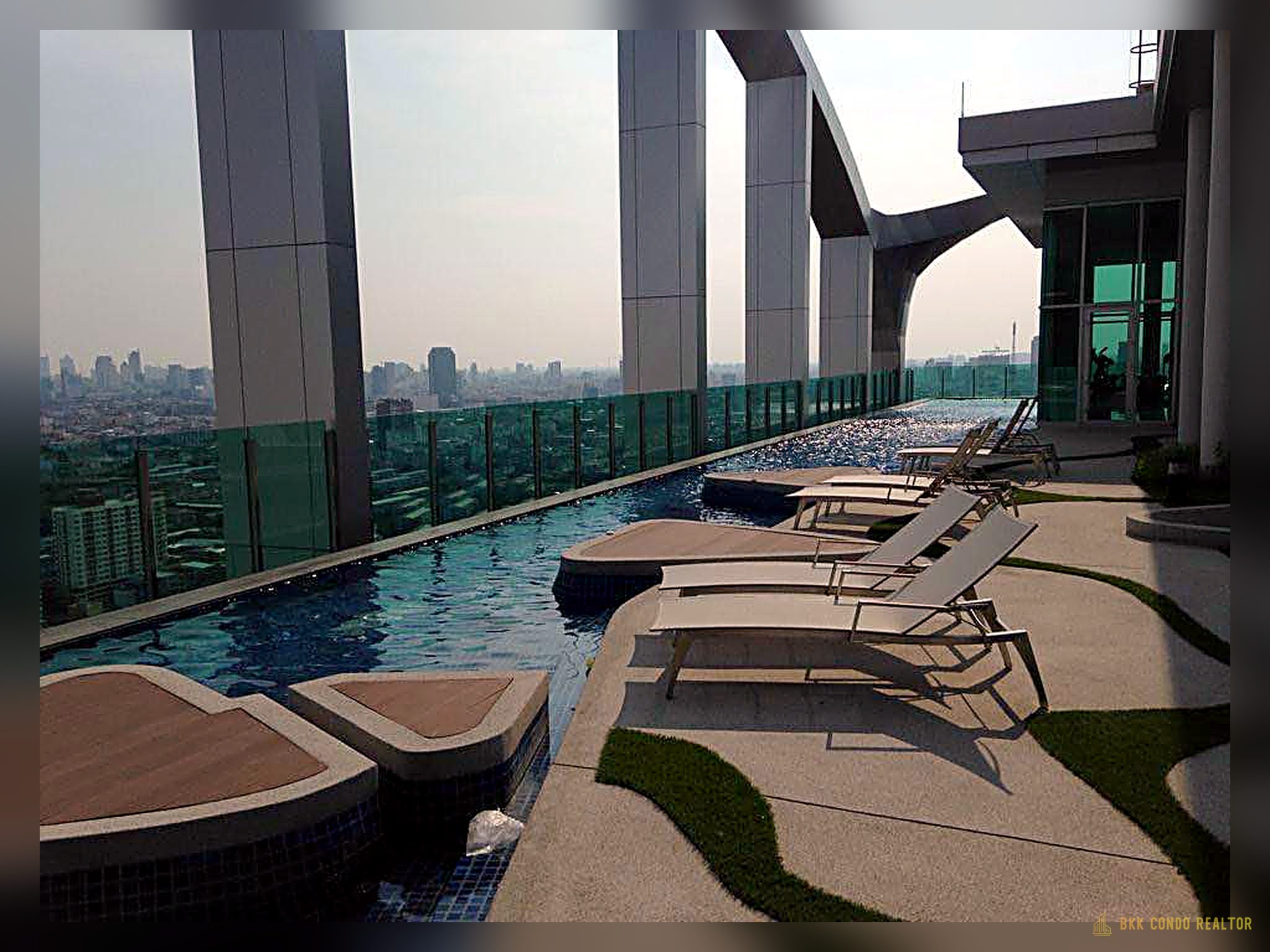 10-balcony_view-10 2-Bedroom Condo for Rent at Life Ratchadapisek (46 sqm) — Huai Khwang MRT