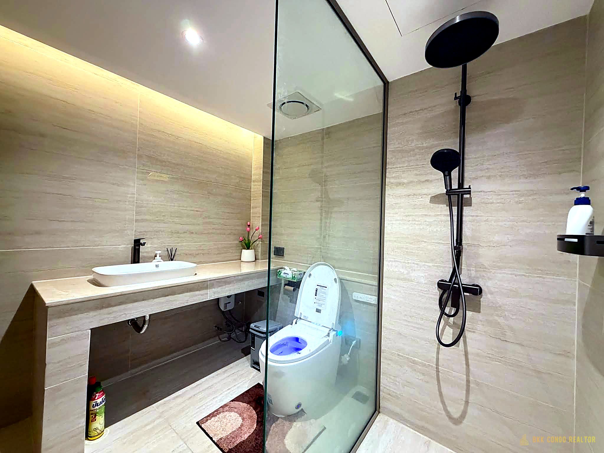 10-bathroom-14 2-Bedroom Condo for Rent at Asoke Place (80 sqm) — Asoke BTS