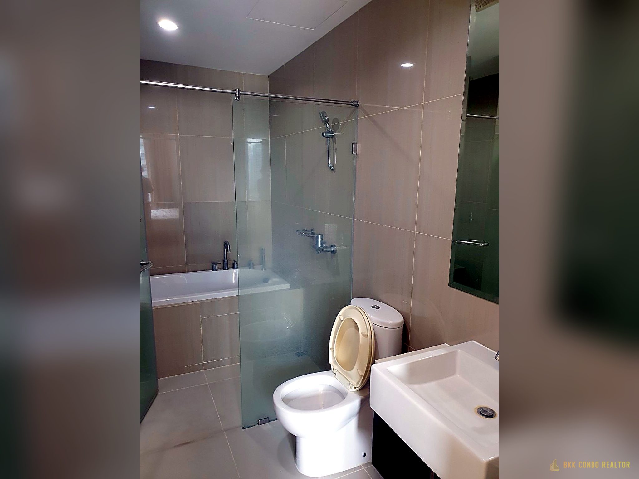 Duplex 1-Bedroom Condo for Rent at Villa Asoke — Phetchaburi MRT