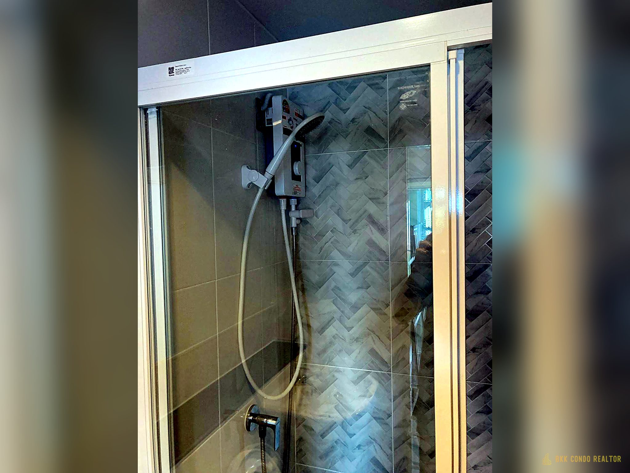 10-bathroom-47 1-Bedroom Condo for Rent at Regent Home Bangna (28 sqm) — Bangna BTS