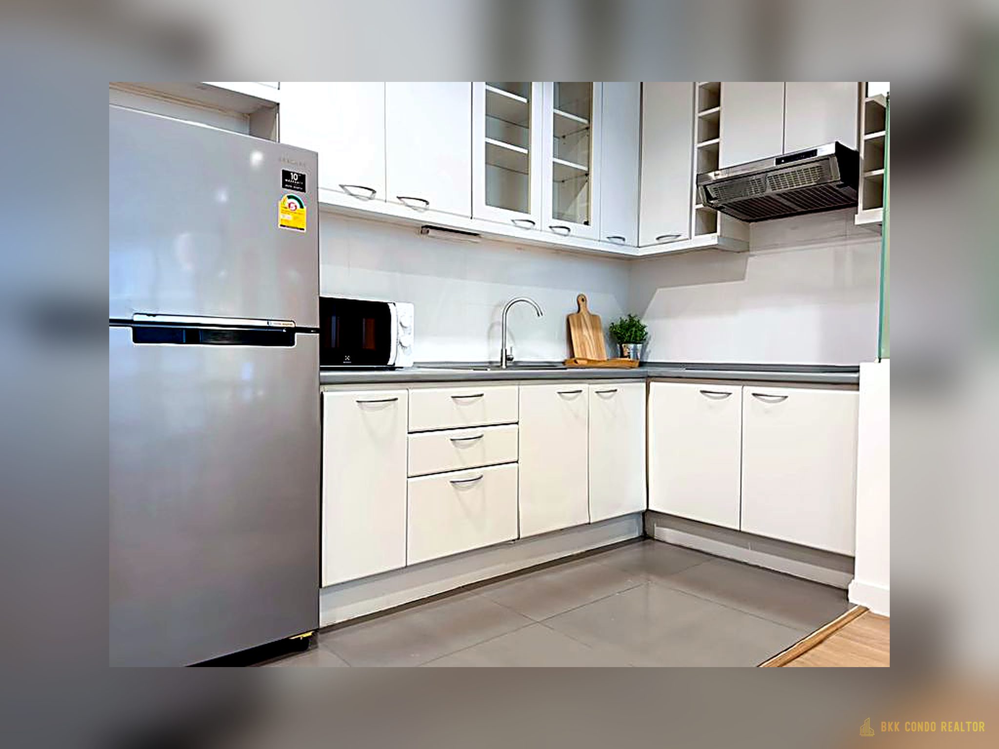 2-Bedroom Condo for Rent at The Royal Place 1 (84 sqm) — Ratchadamri BTS
