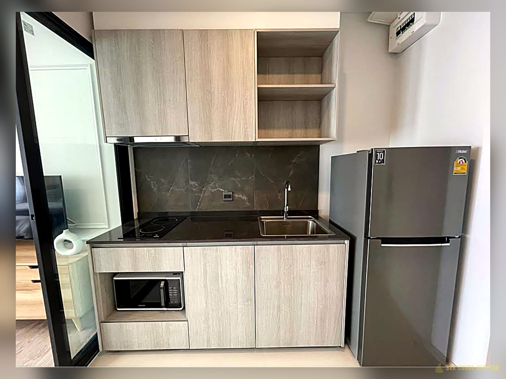 1-Bedroom Condo for Rent at The Tree Pattanakarn-Ekkamai (30 sqm) — Ramkhamhaeng Airport Link