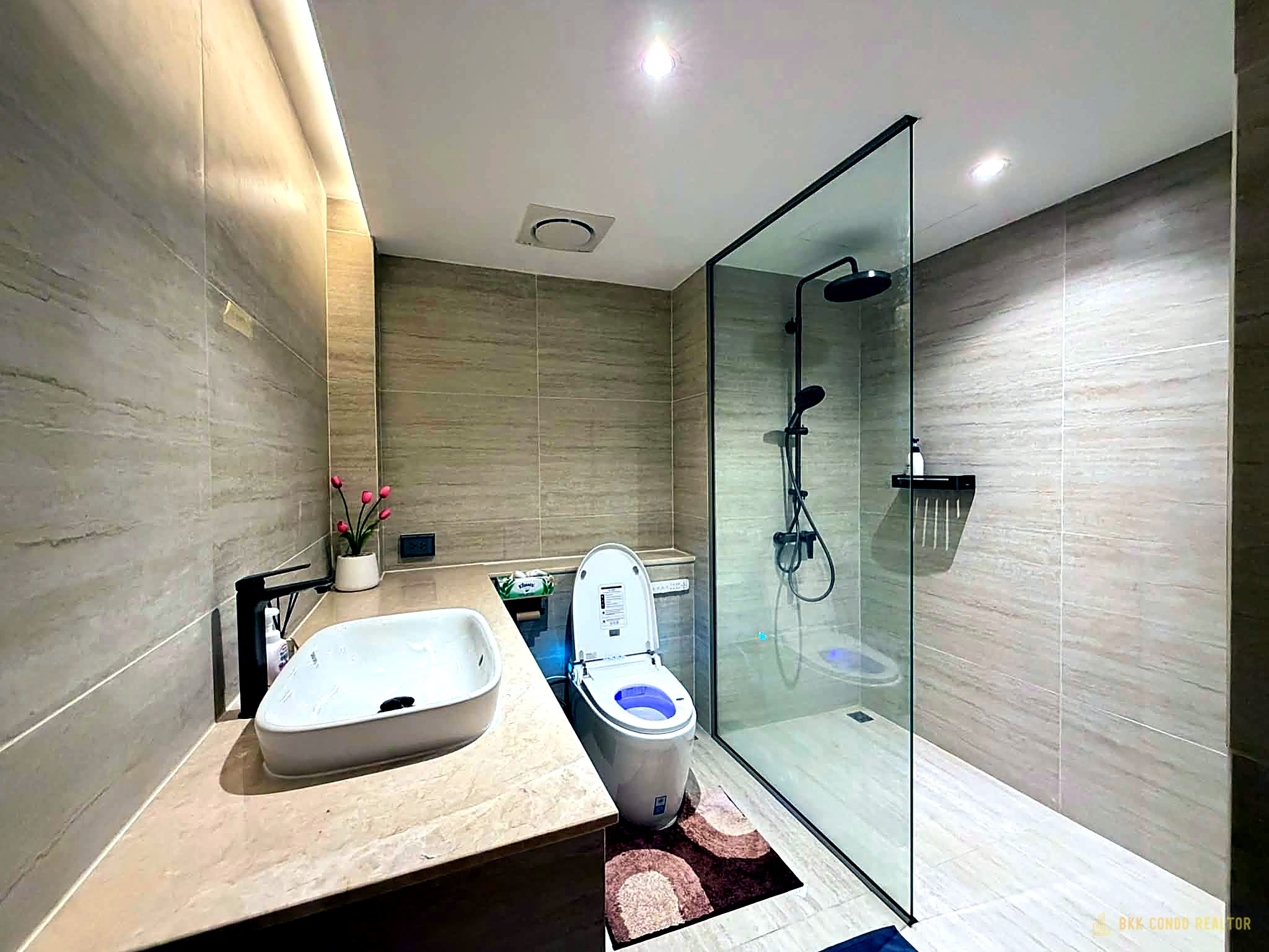 11-bathroom-16 2-Bedroom Condo for Rent at Asoke Place (80 sqm) — Asoke BTS