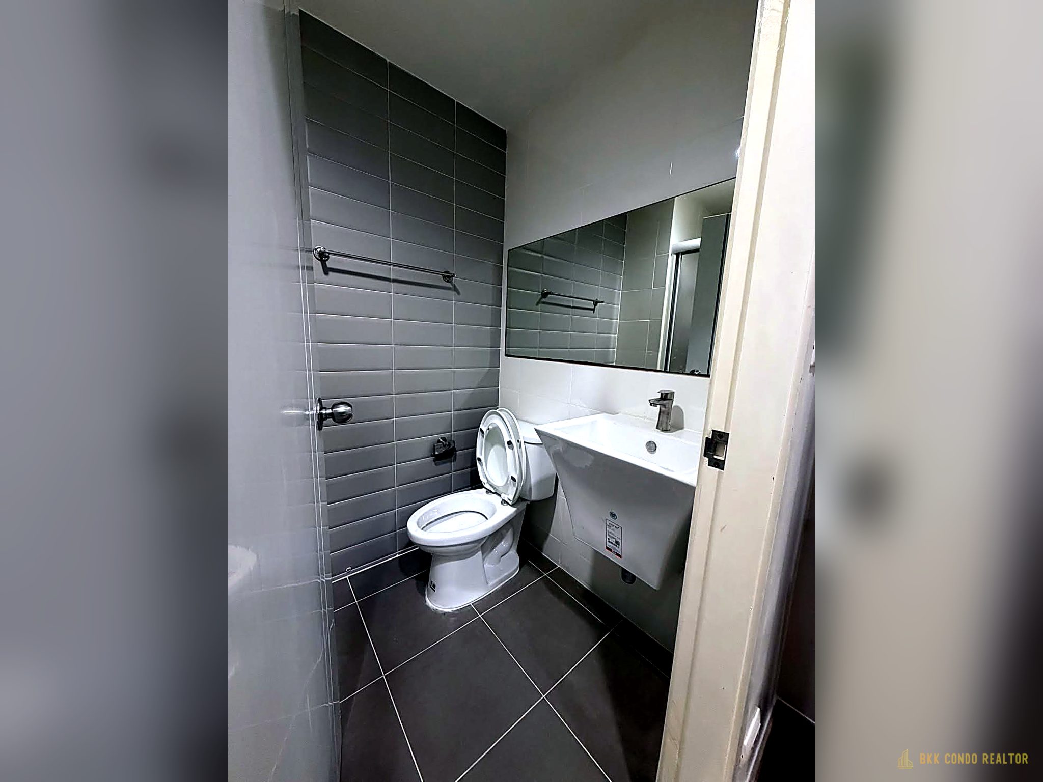 Studio Condo for Rent at Aspire Rama 4 (28.5 sqm) — Ekkamai BTS