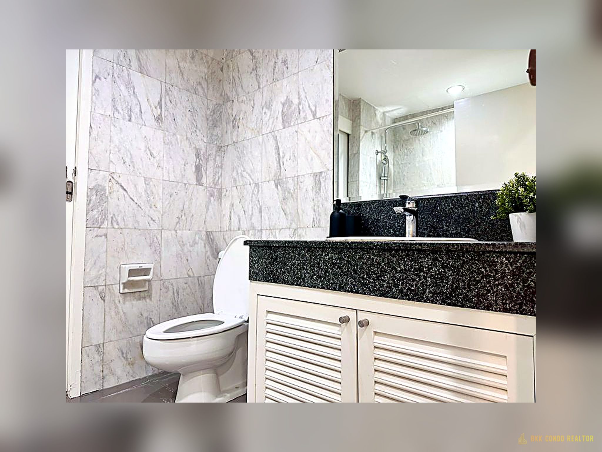 2-Bedroom Condo for Rent at The Royal Place 1 (84 sqm) — Ratchadamri BTS