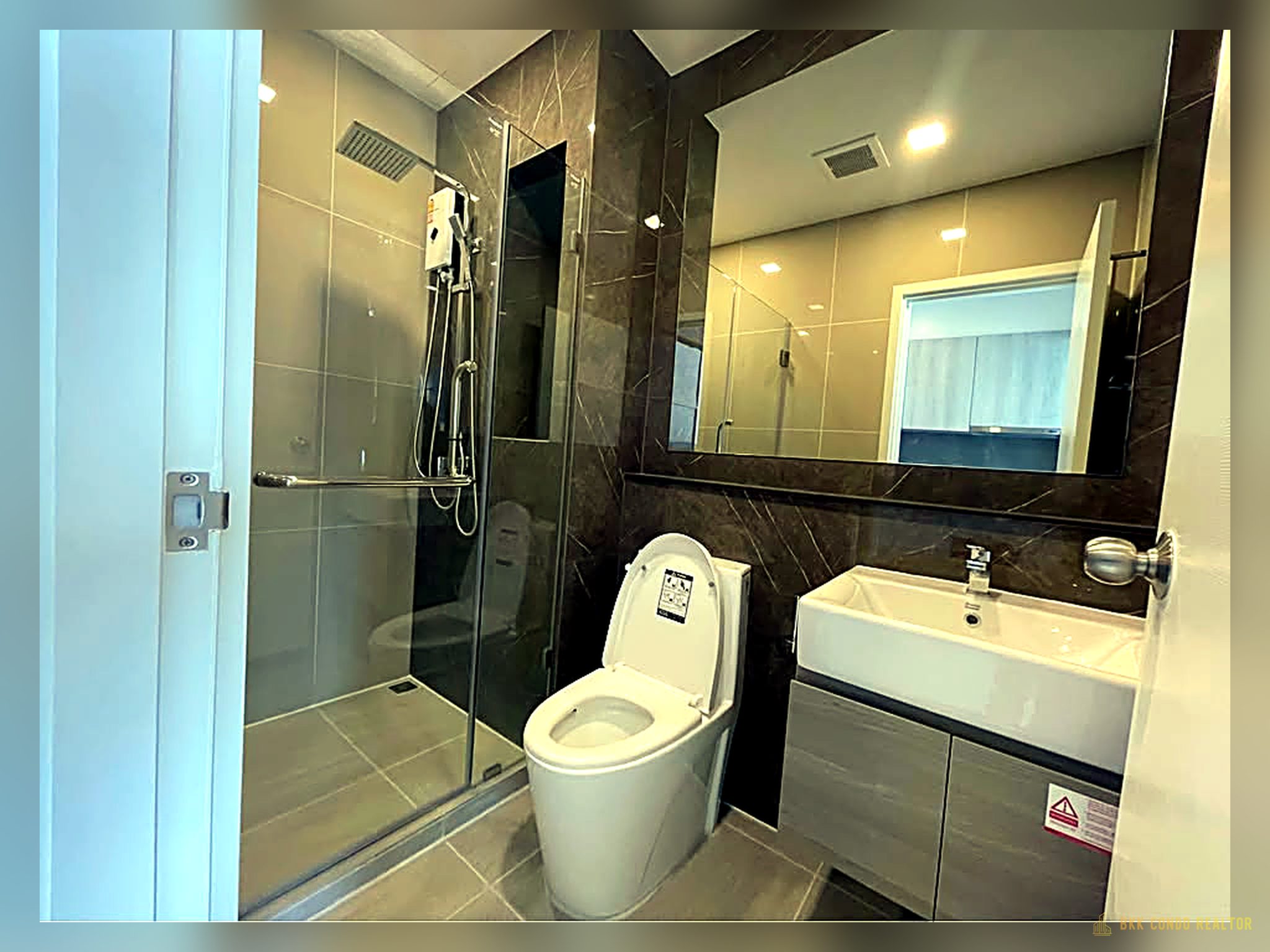 1-Bedroom Condo for Rent at The Tree Pattanakarn-Ekkamai (30 sqm) — Ramkhamhaeng Airport Link