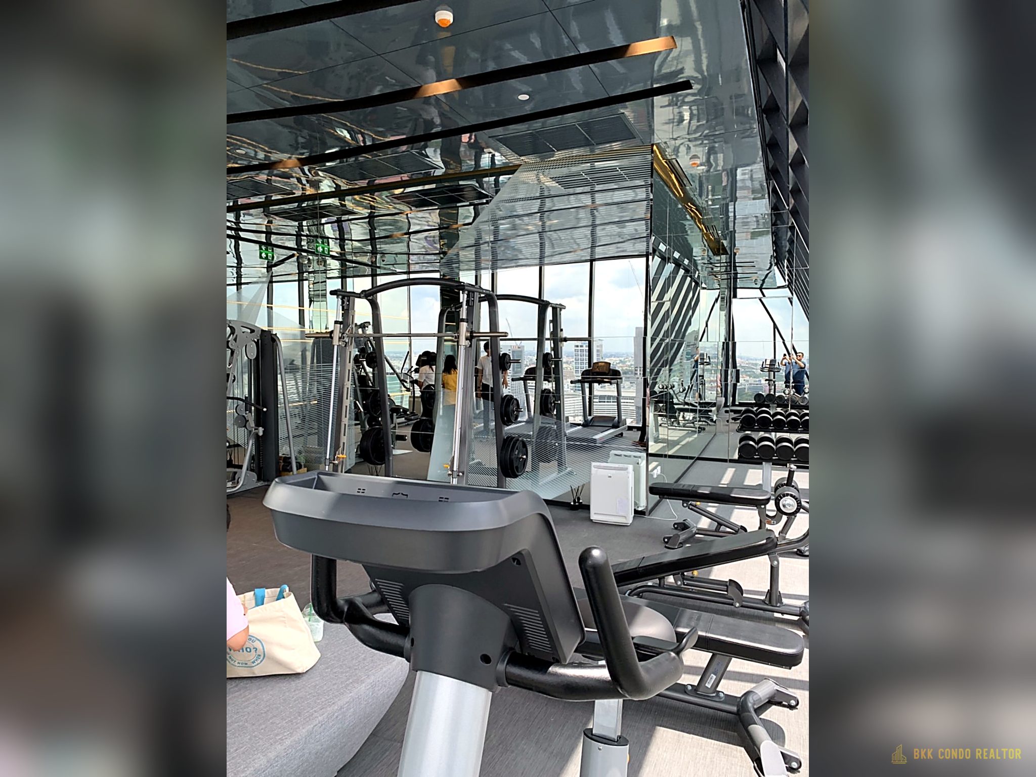 1-Bedroom Condo for Rent at Ideo Mobi Rangnam (35 sqm) — Victory Monument BTS