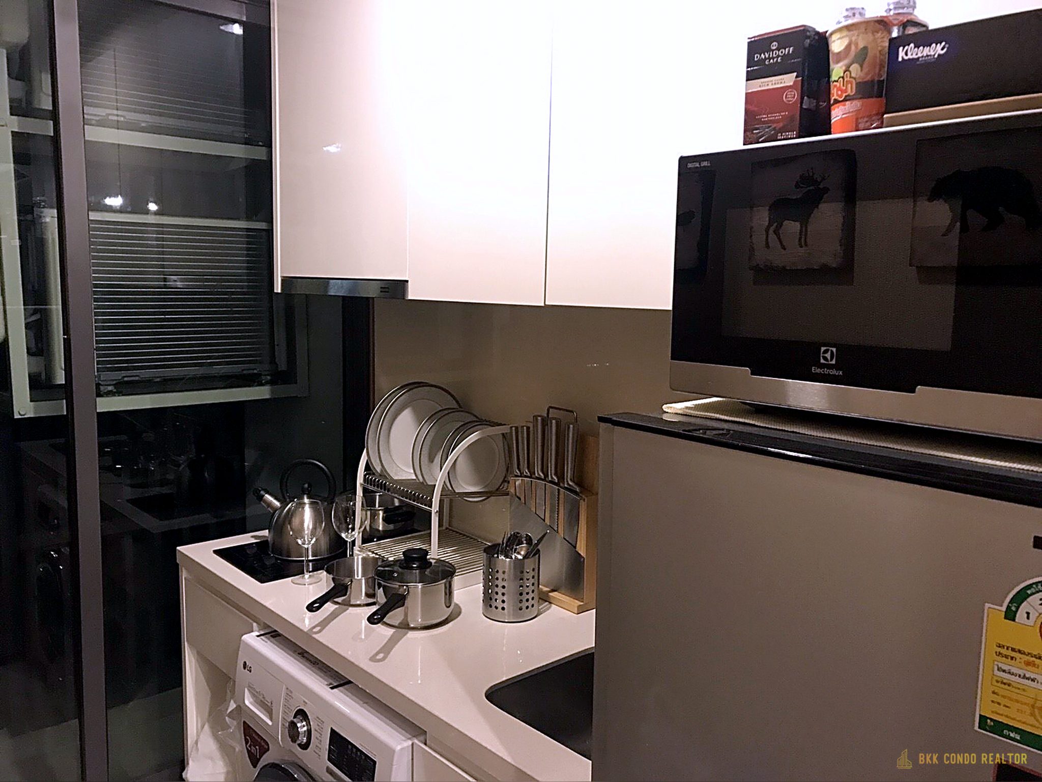 1-Bedroom Condo for Rent at Rhythm Sukhumvit 42 (27 sqm) — Ekkamai BTS