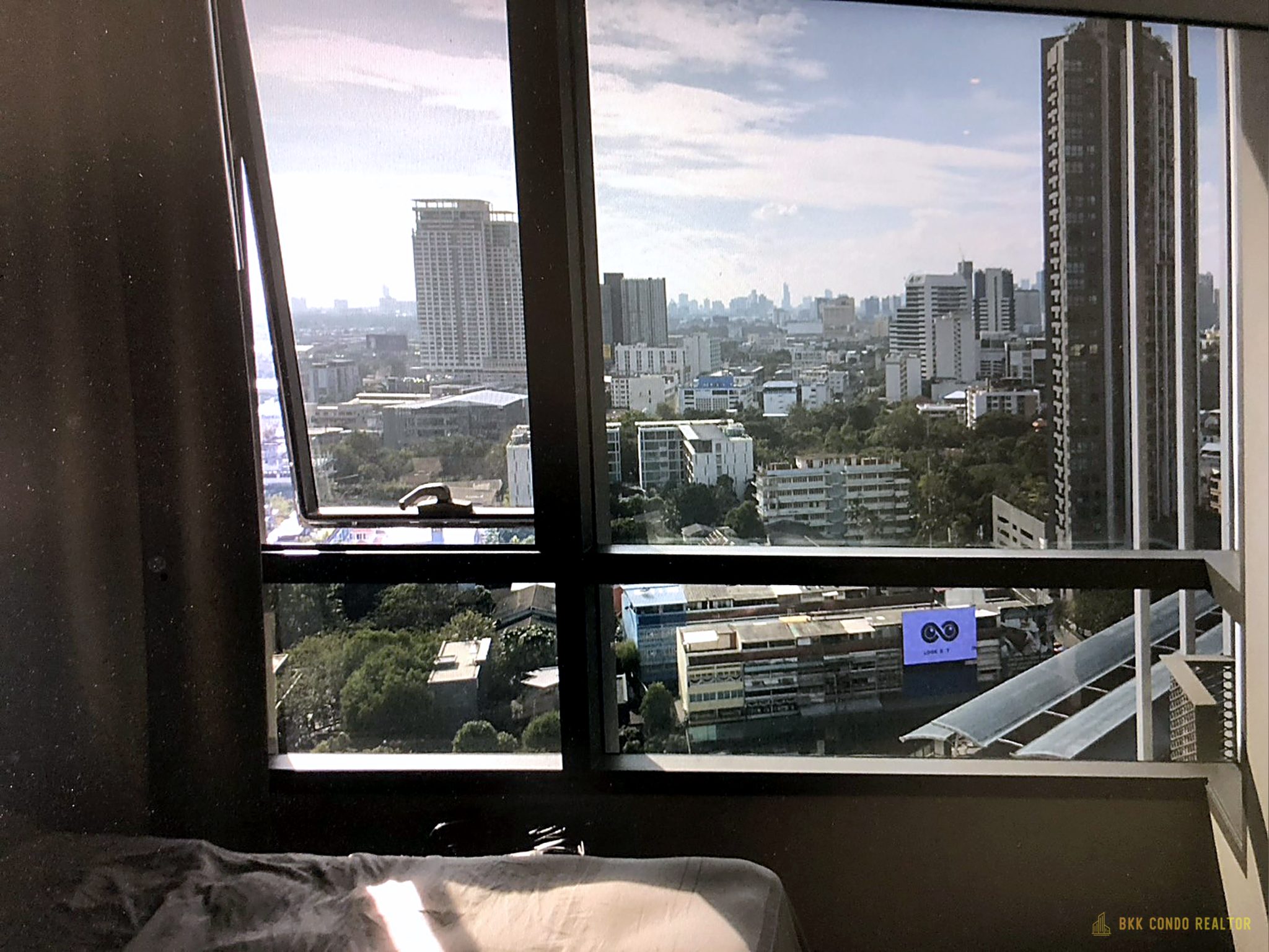 1-Bedroom Condo for Rent at The Room Sukhumvit 69 (35 sqm) — Phra Khanong BTS