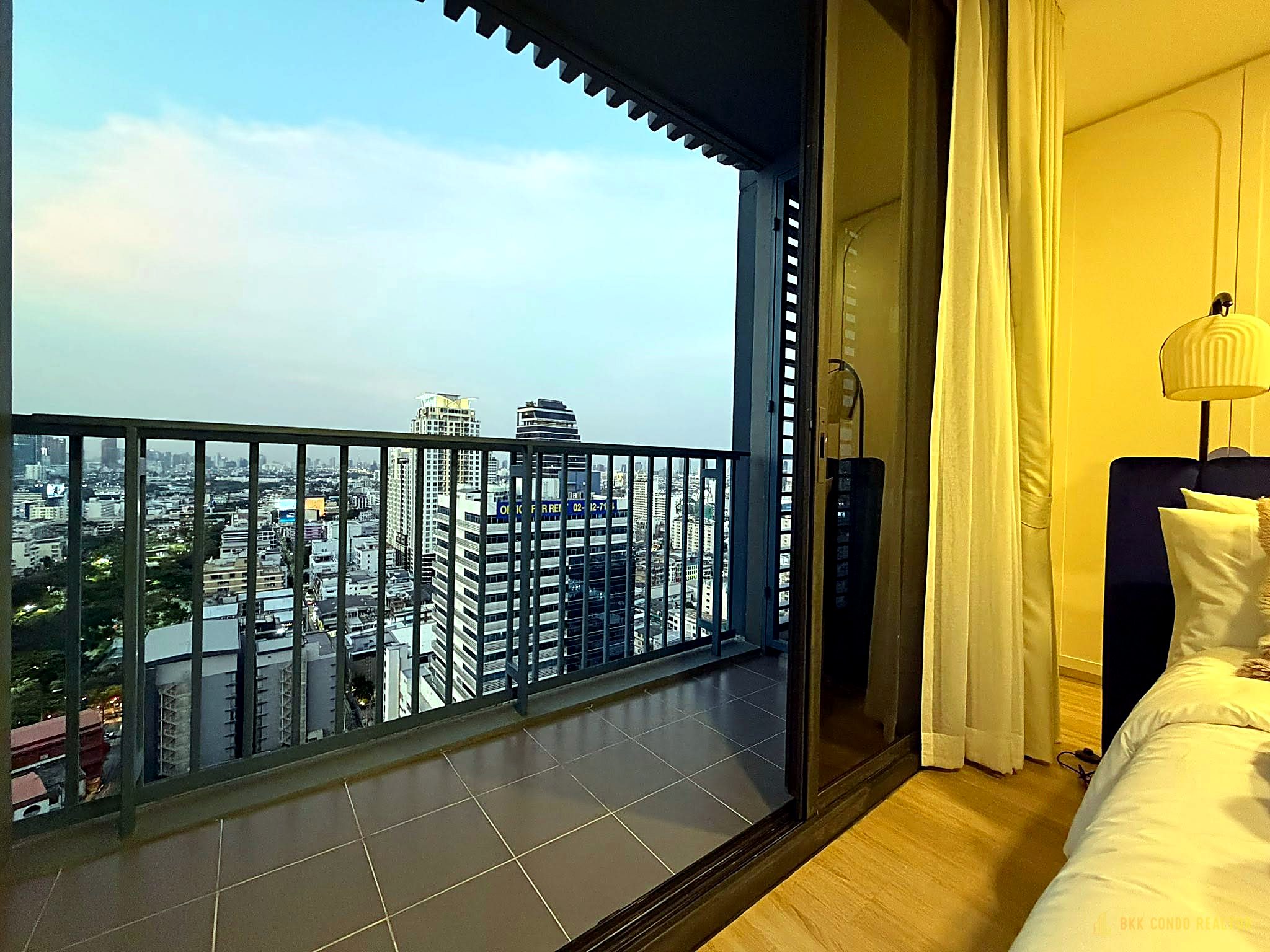 12-balcony_view-7 1-Bedroom Condo for Rent at XT Phayathai (40 sqm) — Phaya Thai BTS