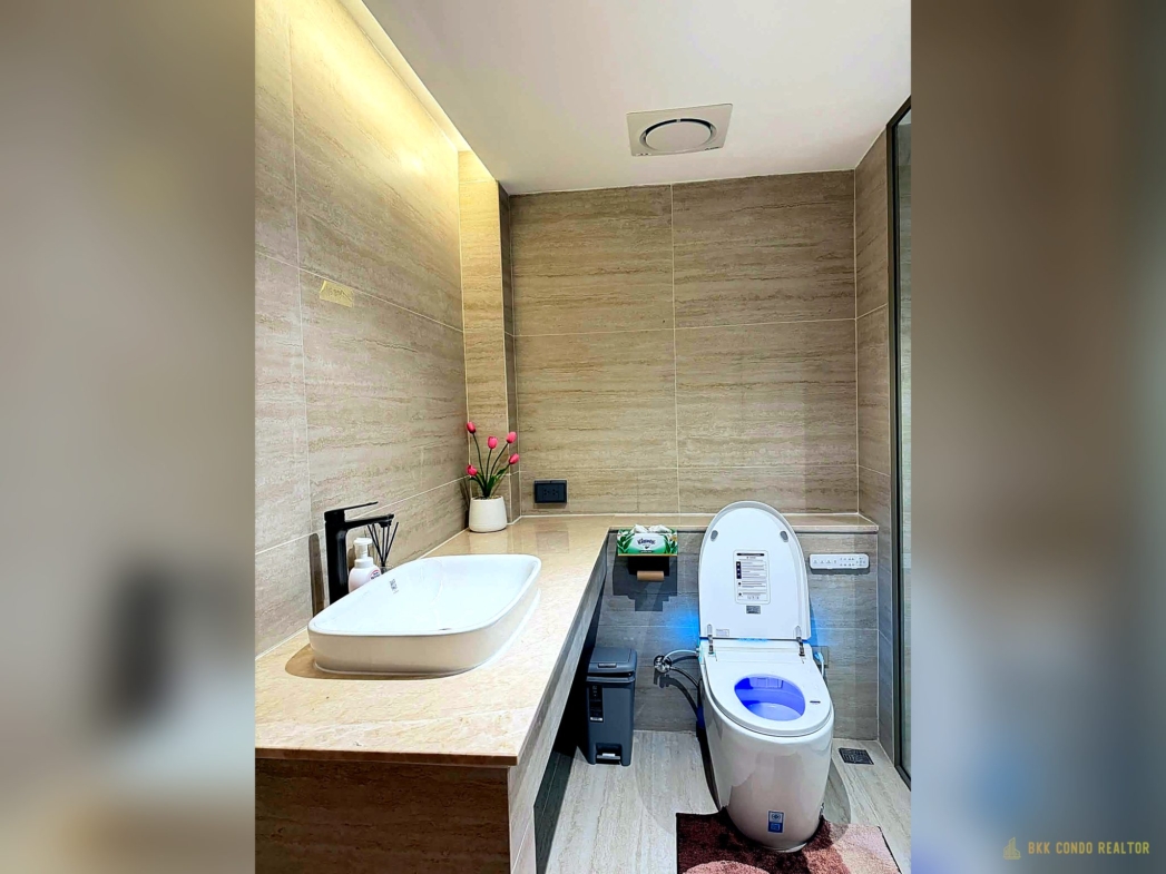 2-Bedroom Condo for Rent at Asoke Place (80 sqm) — Asoke BTS