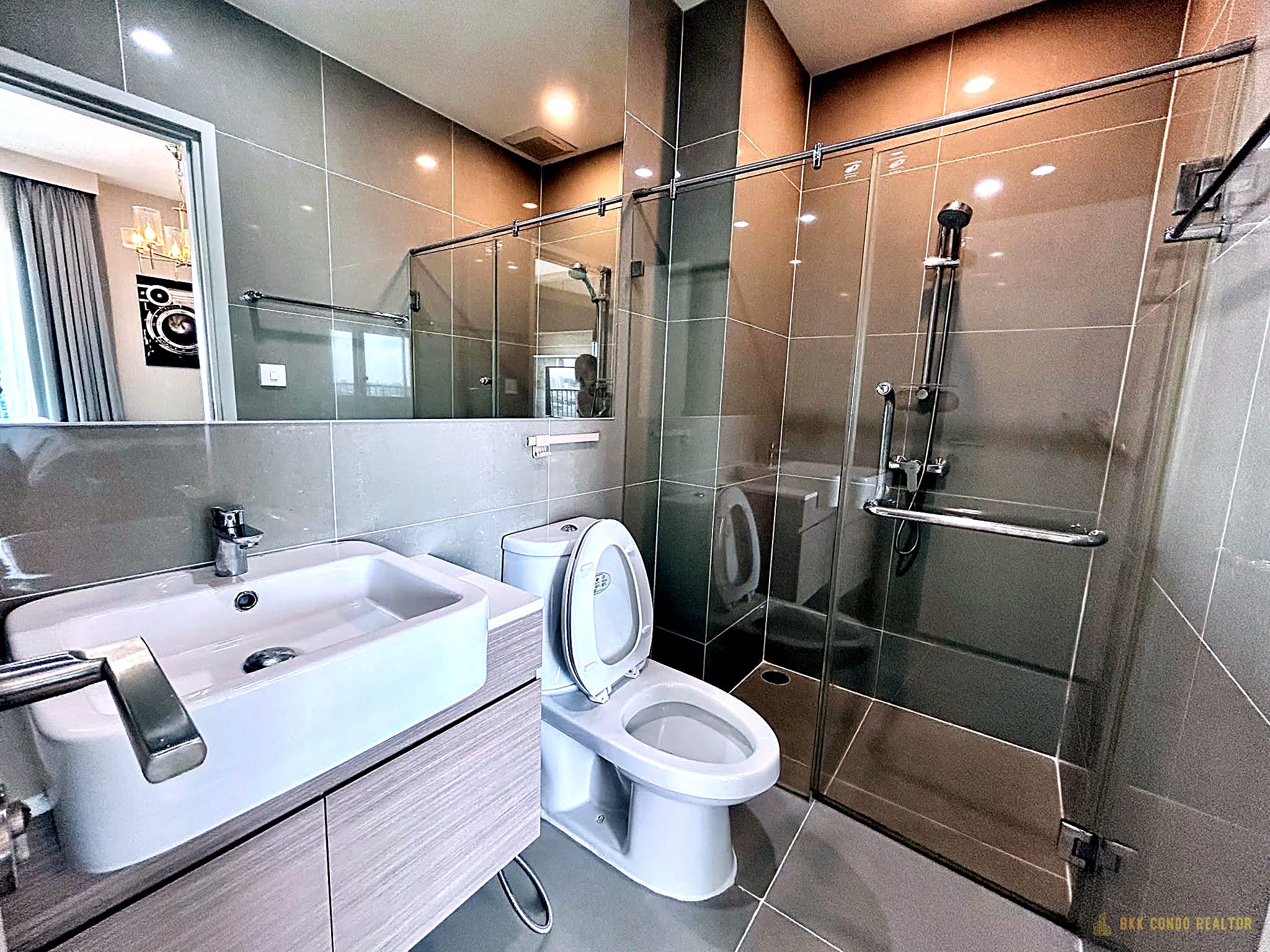 12-bathroom-38 2-Bedroom Condo for Rent at Noble Revolve Ratchada 1 (54 sqm) — Huai Khwang MRT