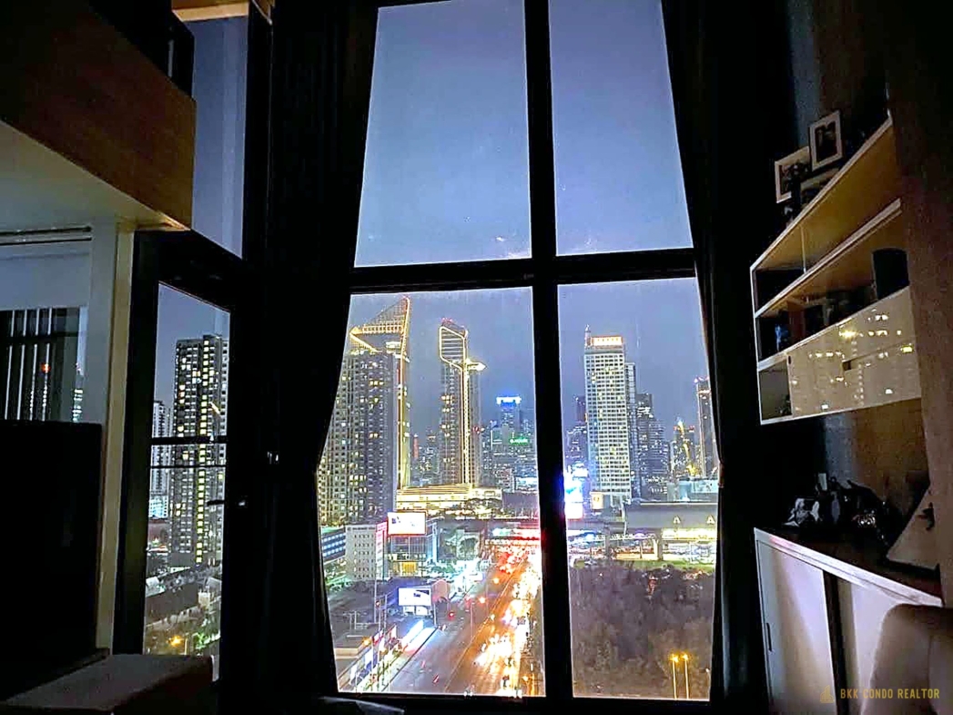 Duplex 1-Bedroom Condo for Rent at Chewathai Residence Asoke (39 sqm) — Rama 9 MRT