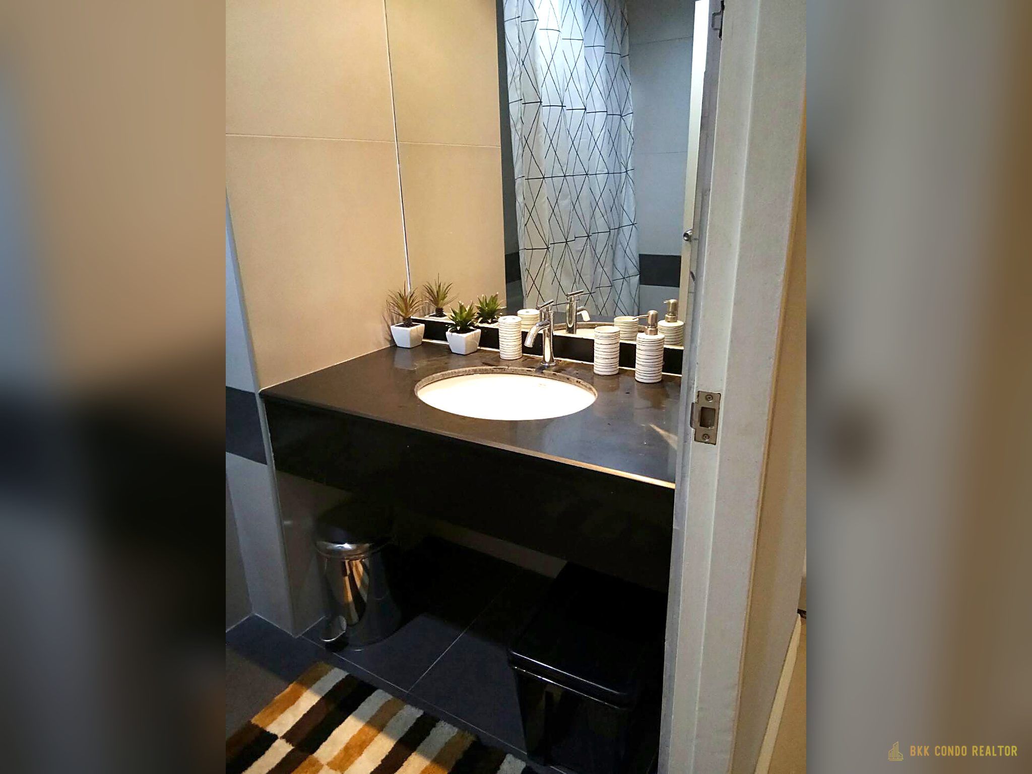 13-bathroom-31 2-Bedroom Condo for Rent at Wittayu Complex (81 sqm) — Ploenchit BTS