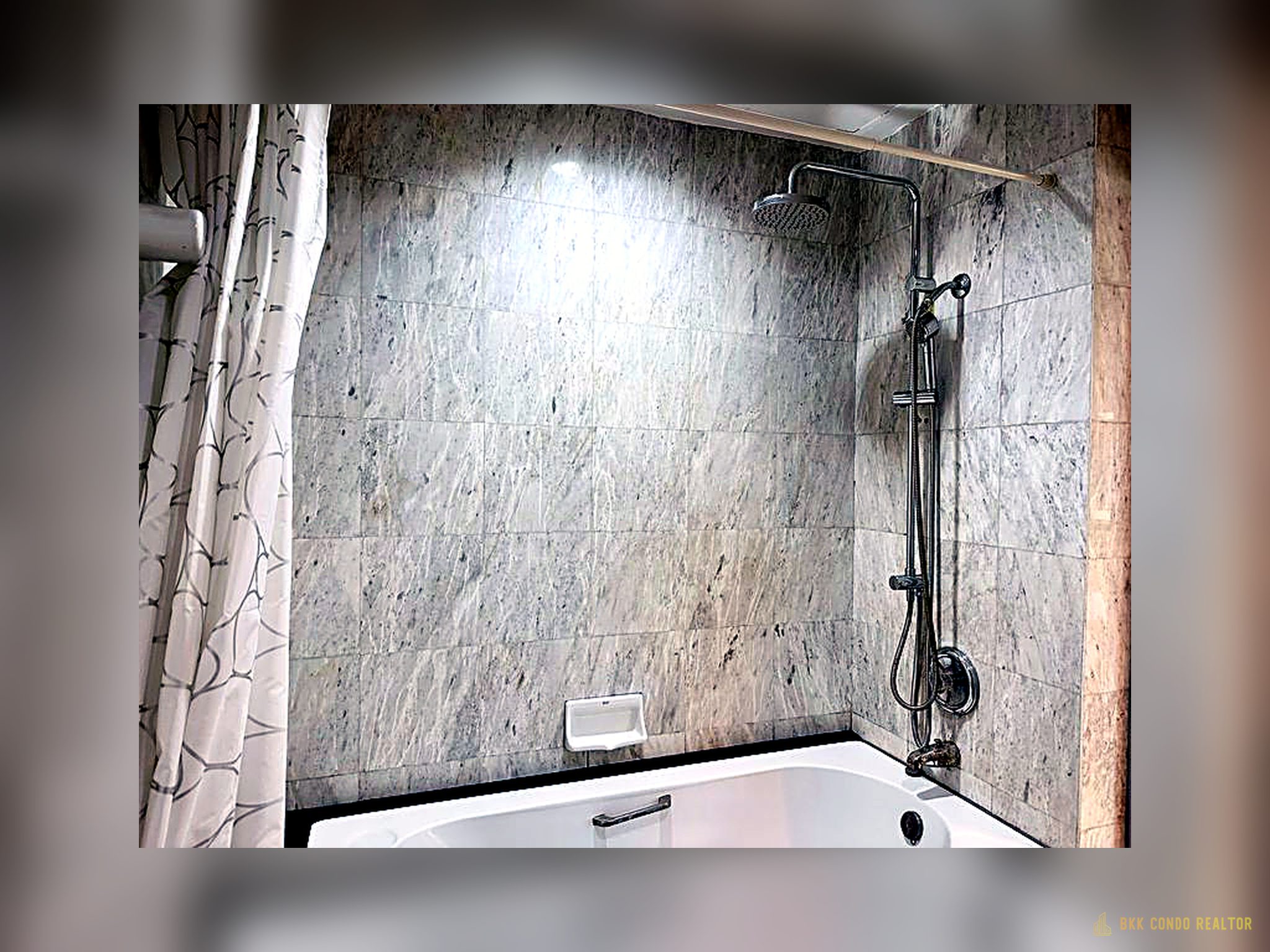 2-Bedroom Condo for Rent at The Royal Place 1 (84 sqm) — Ratchadamri BTS