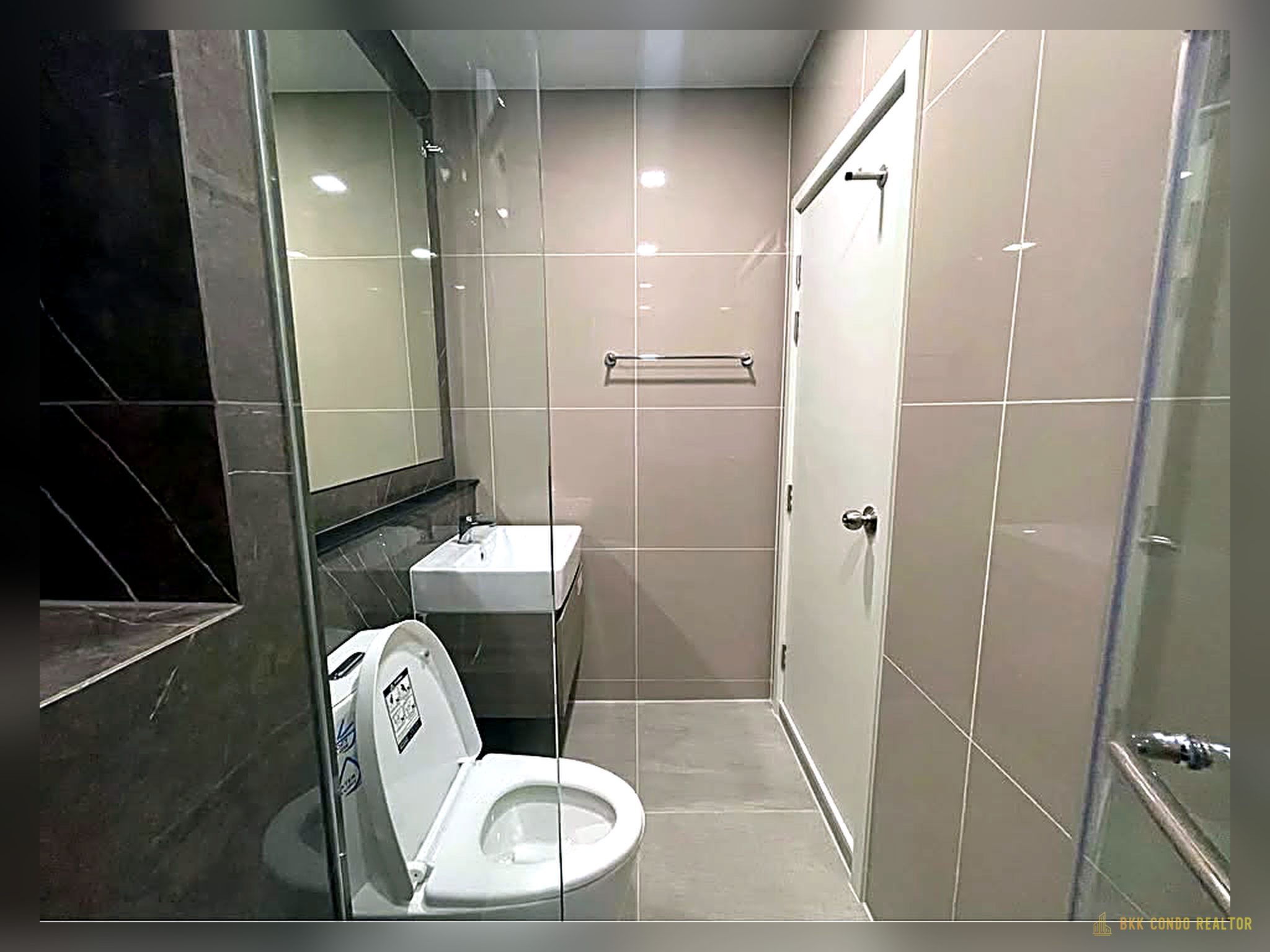 1-Bedroom Condo for Rent at The Tree Pattanakarn-Ekkamai (30 sqm) — Ramkhamhaeng Airport Link
