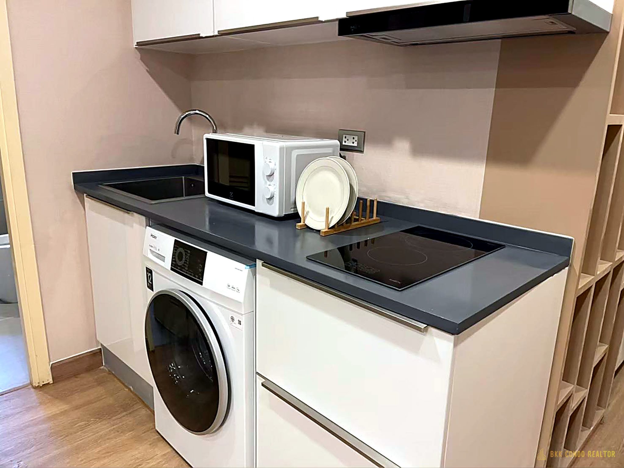 13-kitchen-4 1-Bedroom Condo for Rent at The ACE Ekamai (42 sqm) — Ekkamai BTS