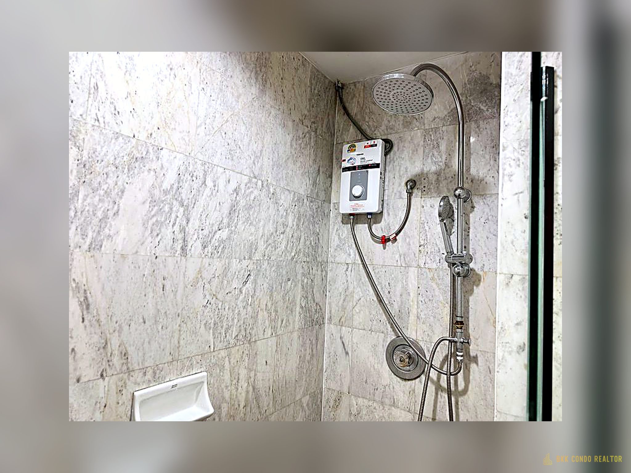 2-Bedroom Condo for Rent at The Royal Place 1 (84 sqm) — Ratchadamri BTS