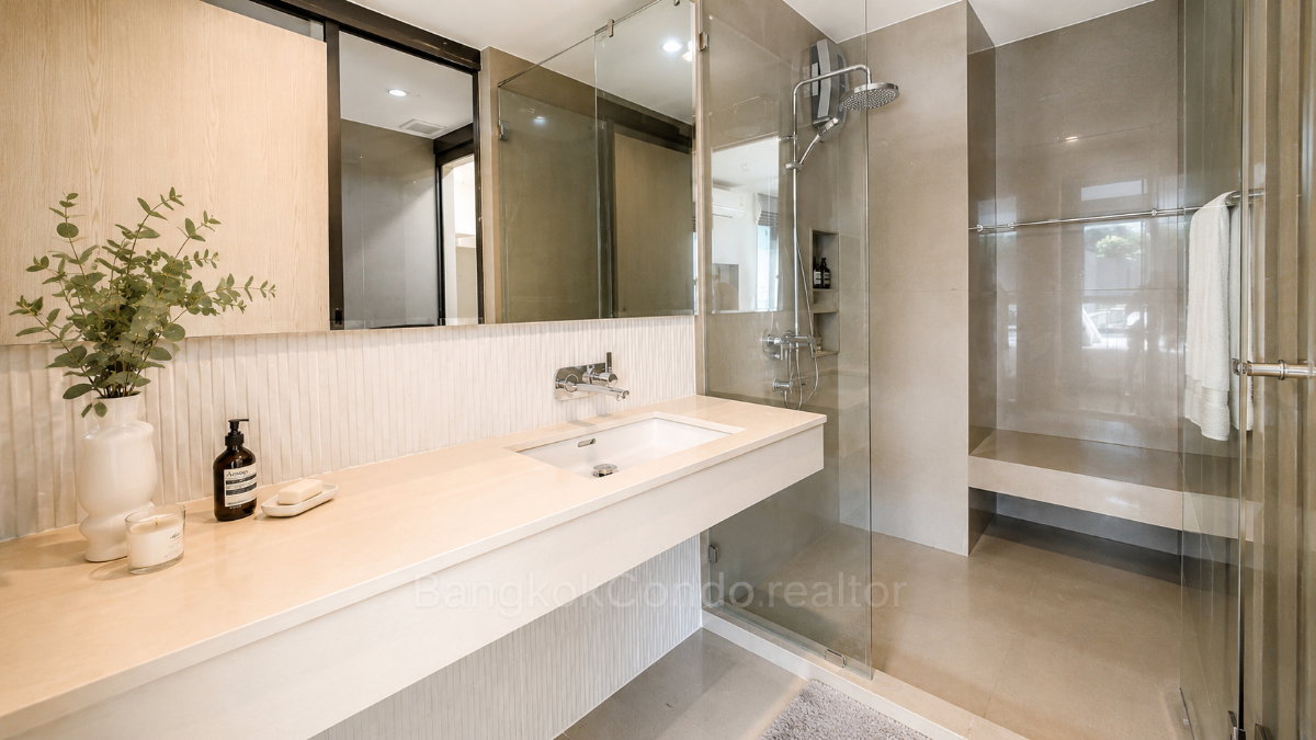 1-Bedroom Condo for Rent at Rhythm Sukhumvit 42 (48 sqm) — Ekkamai BTS