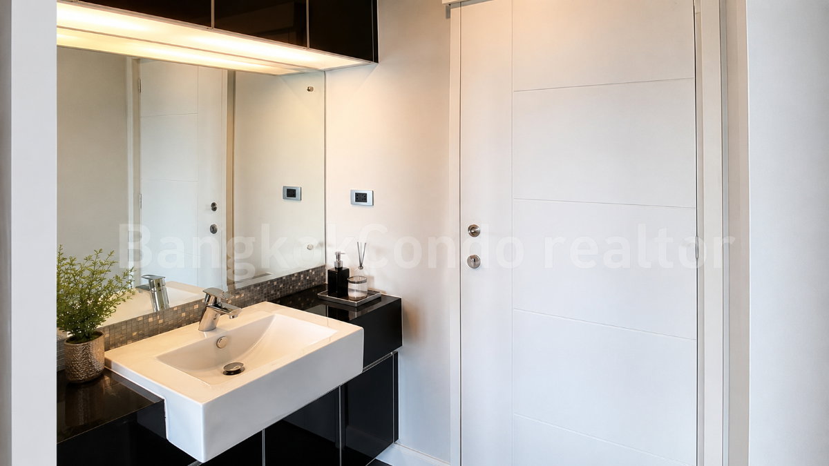 1-Bedroom Condo for Rent at The Crest Sukhumvit 34 (35 sqm) — Phrom Phong BTS