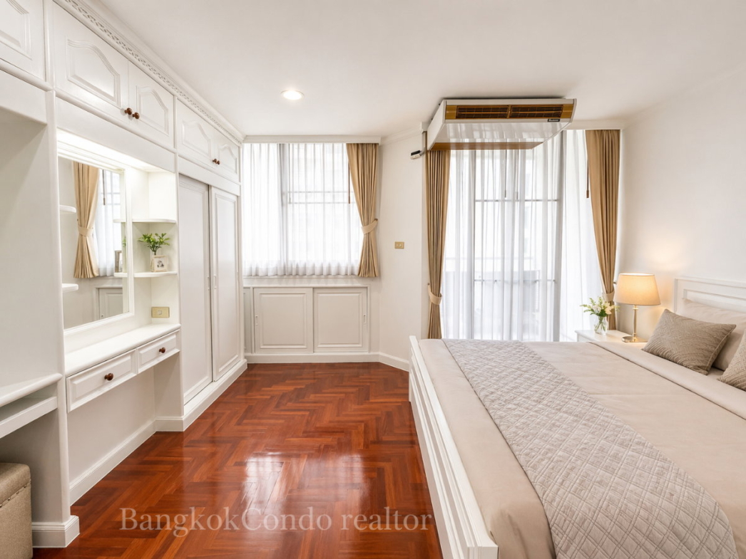 1-Bedroom Condo for Rent at Supalai Place Sukhumvit 39 (50 sqm) — Phrom Phong BTS