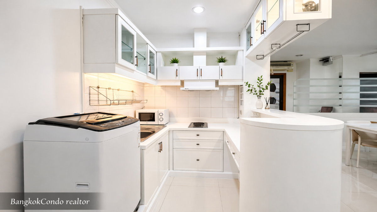 1-Bedroom Condo for Rent at Supalai Place Sukhumvit 39 (50 sqm) — Phrom Phong BTS