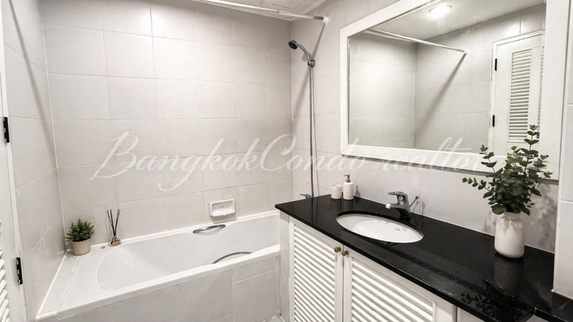 1-Bedroom Condo for Rent at Supalai Place Sukhumvit 39 (50 sqm) — Phrom Phong BTS