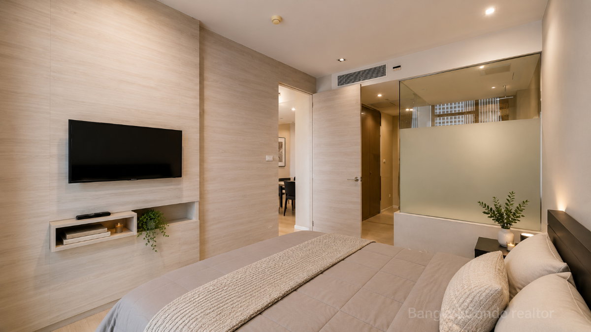 1-Bedroom Condo for Rent at The Room Sukhumvit 21 (52 sqm) — Asoke BTS