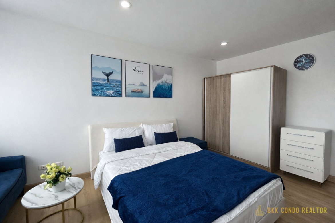 1-Bedroom Condo for Rent at Sukhumvit Plus (29 sqm) — Phra Khanong BTS