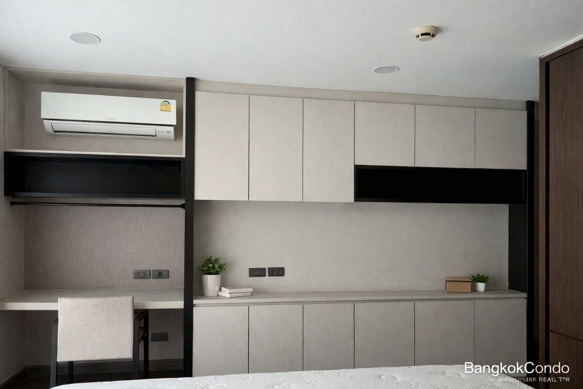 1-Bedroom Condo for Rent at The Rajdamri (68 sqm) — Chidlom BTS