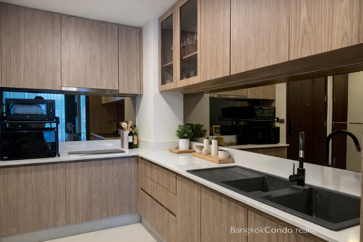 1-Bedroom Condo for Rent at The Rajdamri (68 sqm) — Chidlom BTS