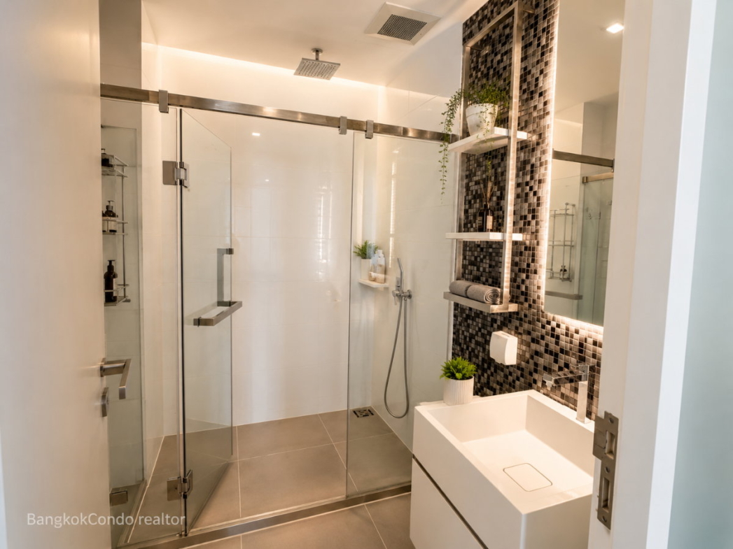1-Bedroom Condo for Rent at The Room Sukhumvit 69 (44.2 sqm) — Phra Khanong BTS