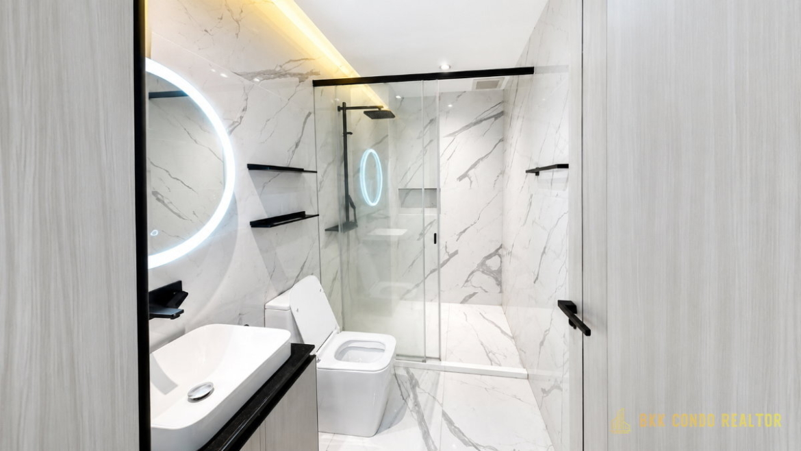 1-Bedroom Condo for Rent at The Room Phayathai (28 sqm) — Phaya Thai BTS