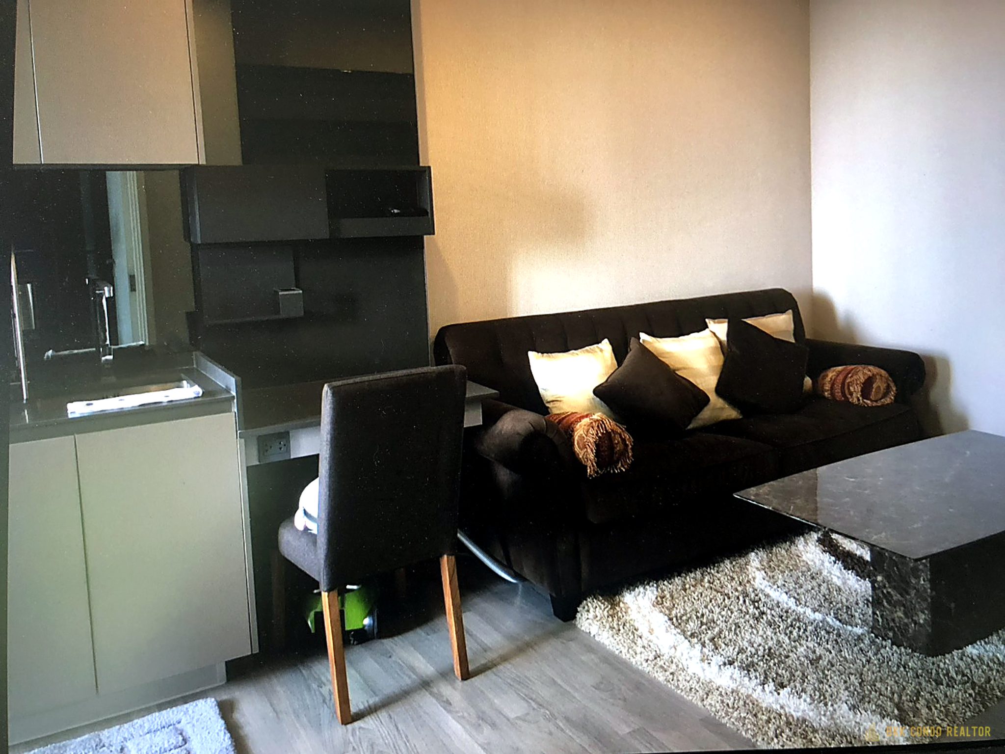 1-Bedroom Condo for Rent at The Room Sukhumvit 69 (35 sqm) — Phra Khanong BTS