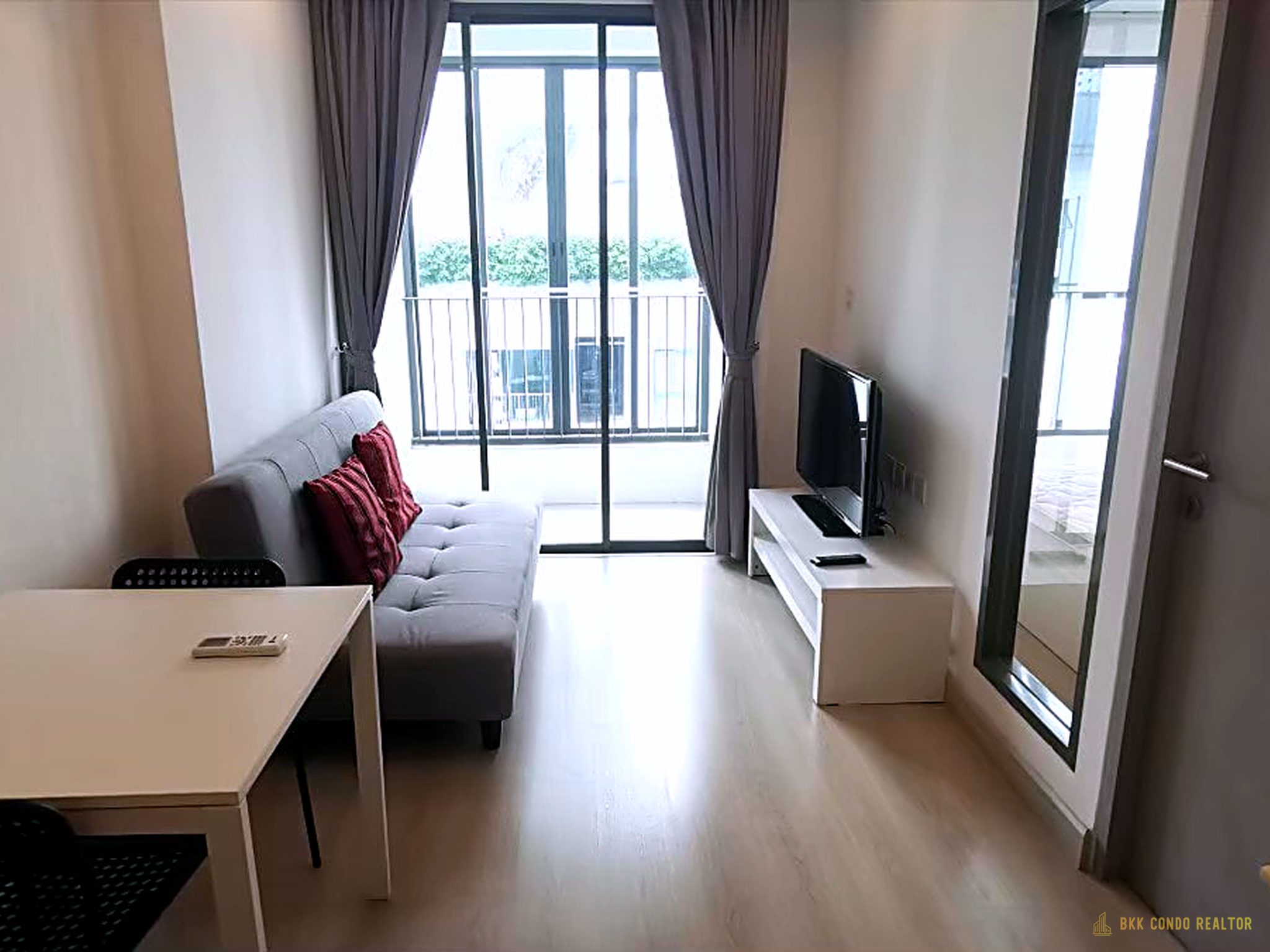 1-Bedroom Condo for Rent at IDEO Mobi Phayathai (31 sqm) — Phaya Thai BTS