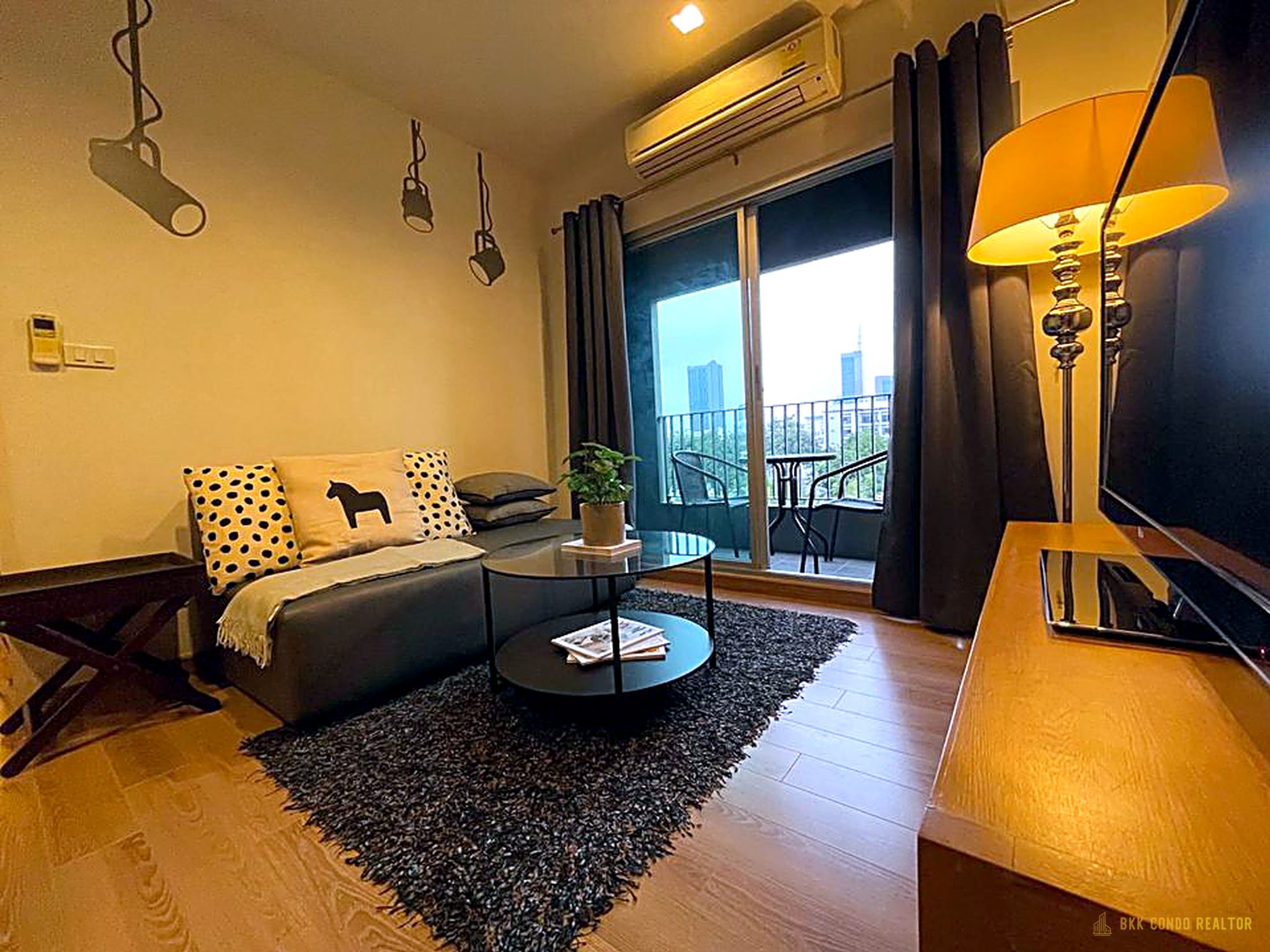 1-Bedroom Condo for Rent at The Seed Musee Sukhumvit 26 (44 sqm) — Phrom Phong BTS